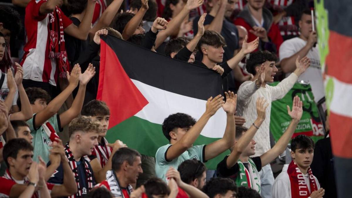 Algortako tabernariei Euskal Selekzioaren partiduagaz bat egiteko eskatu diete