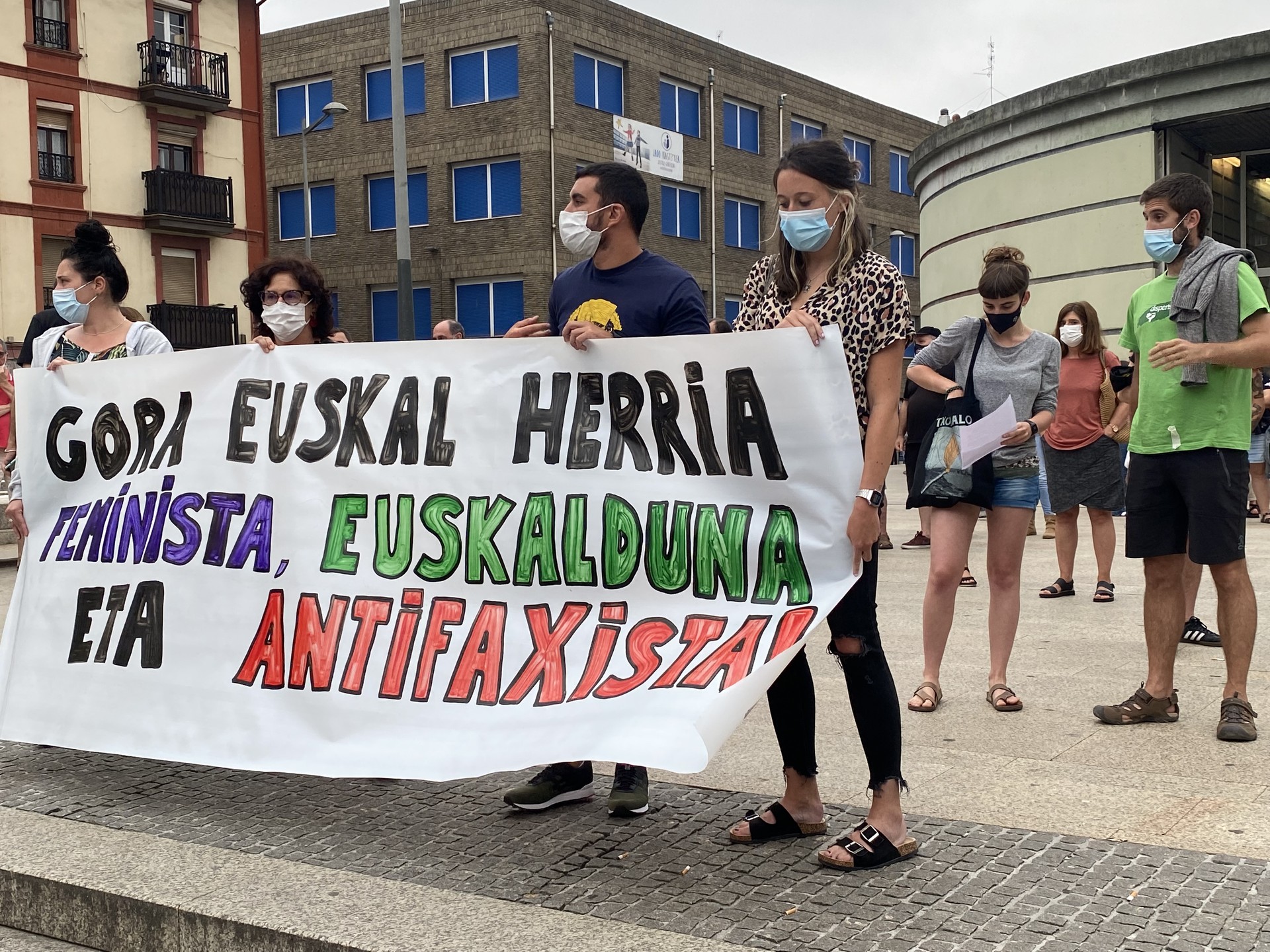 155 lagunek salatu dituzte eskualdean agertutako pintada faxistak Erandion