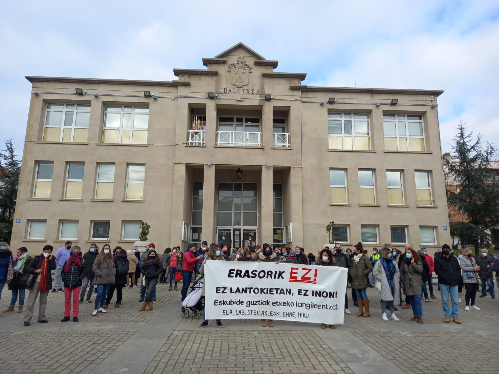 Etxeko langile bati egindako sexu-erasoa salatzeko elkarretaratzea egin dute Sopelan