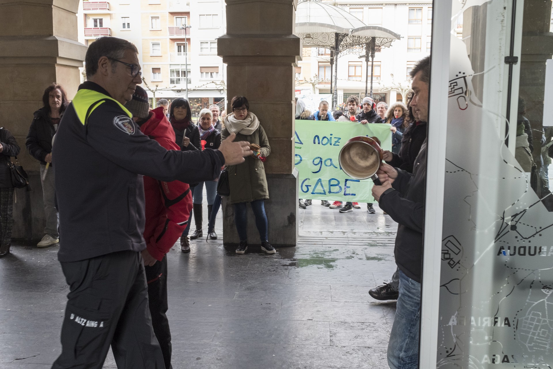 Udaletxe aurrean elkarretaratzea egin dute Erandioko kiroldegietako grebalariek 