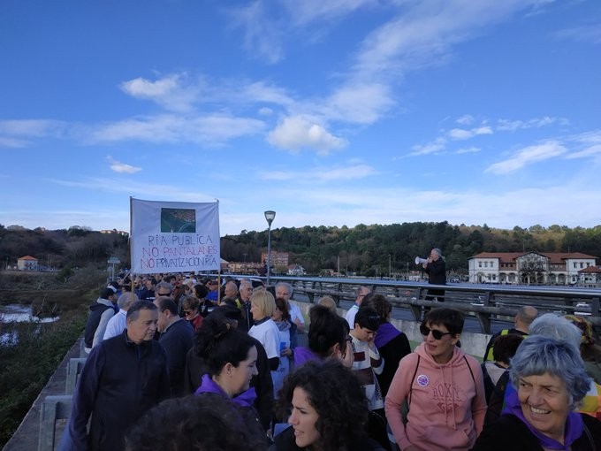 Milaka lagunek protesta egin dute pantalanak ezartzearen kontra