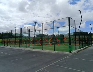 Herritarrek zinta gorriak jarri dituzte Arteagako padel pistetan, txorien heriotzak geldiarazteko