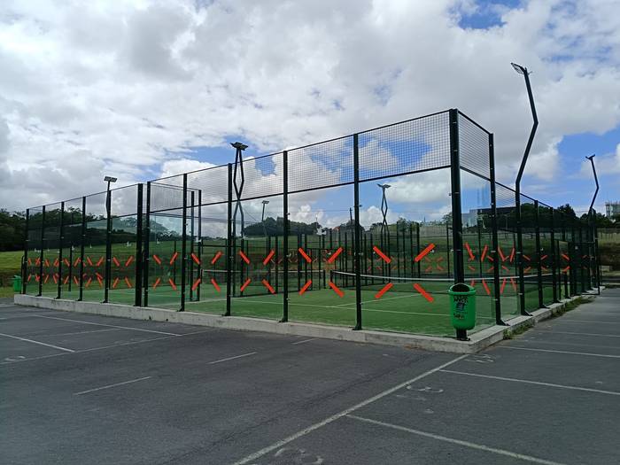 Herritarrek zinta gorriak jarri dituzte Arteagako padel pistetan, txorien heriotzak geldiarazteko