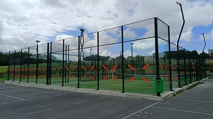 Herritarrek zinta gorriak jarri dituzte Arteagako padel pistetan, txorien heriotzak geldiarazteko