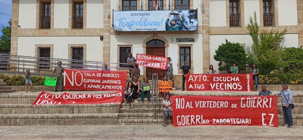 Goierri berriro urbanizatzearen kontrako protesta egin dute auzokideek Barrikako udaletxearen aurrean