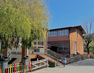 Pertsona euskaldunak hezten!