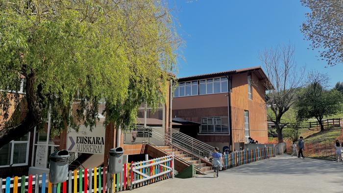 Pertsona euskaldunak hezten!
