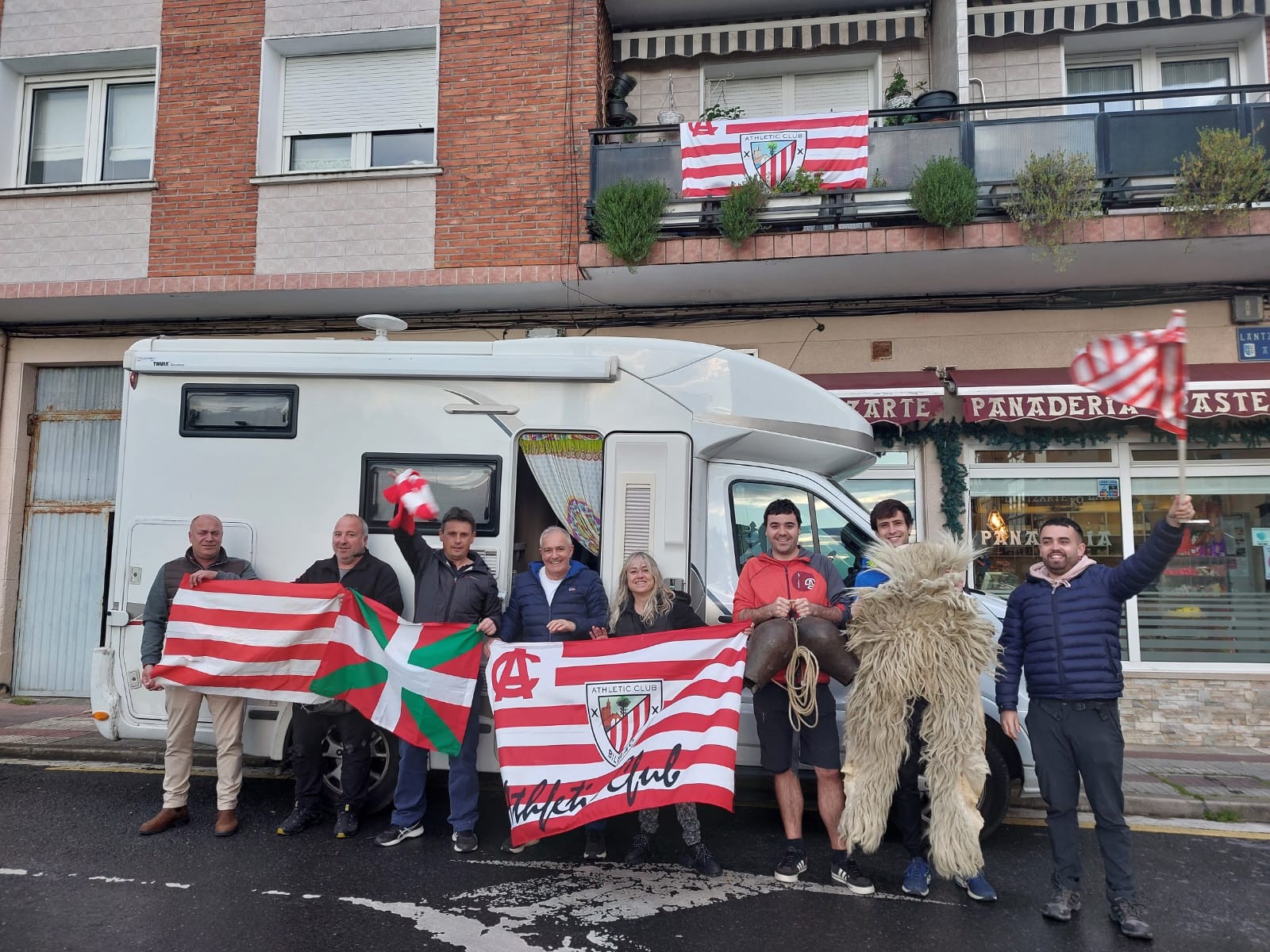 Otxandategiko joaldunek zintzarriak joko dituzte Sevillan Athletic animatzeko