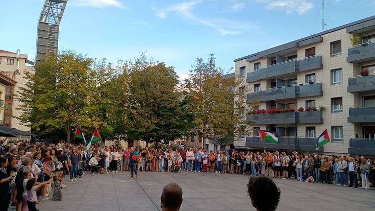 Uribe Kostako kaleak herri palestinarrarekiko elkartasunez bete dituzte