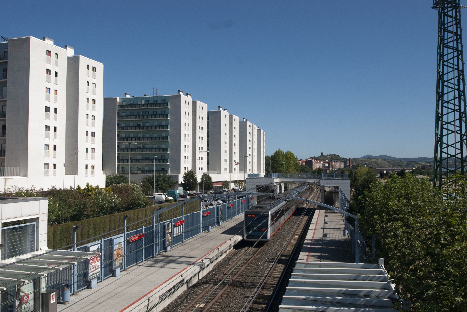 Metro-zerbitzua berrezarri dute, arazo elektriko batek hainbat atzerapen eragin ostean