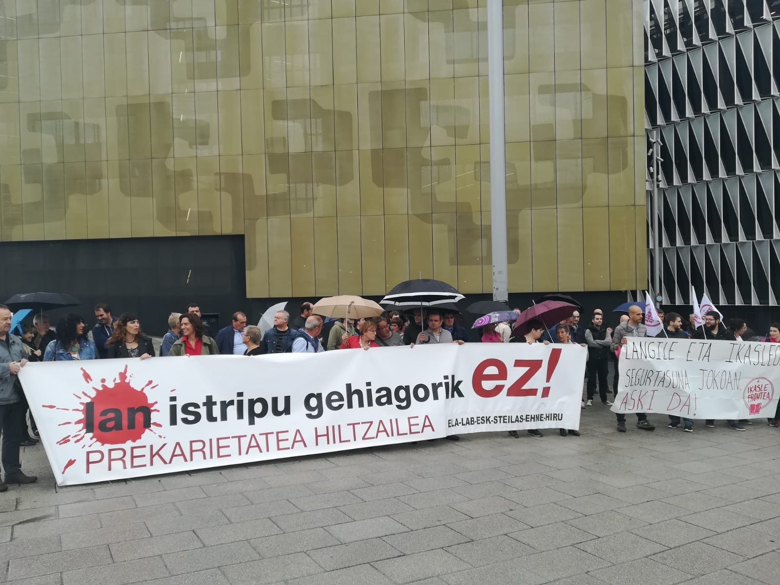 Lankide baten heriotza salatuko dute gaur EHUn