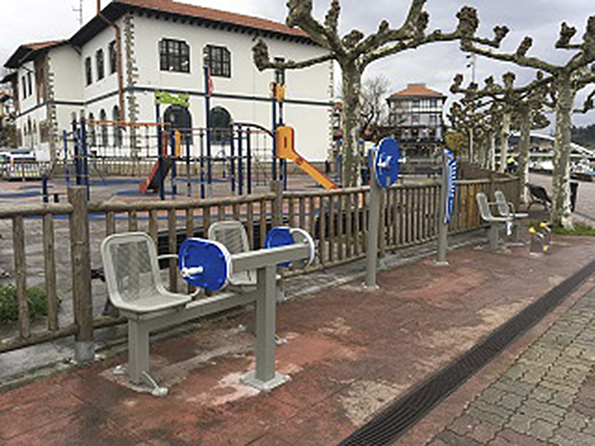 Lau elementu bio-osasuntsu jarri dituzte Plentziako pasealekuan