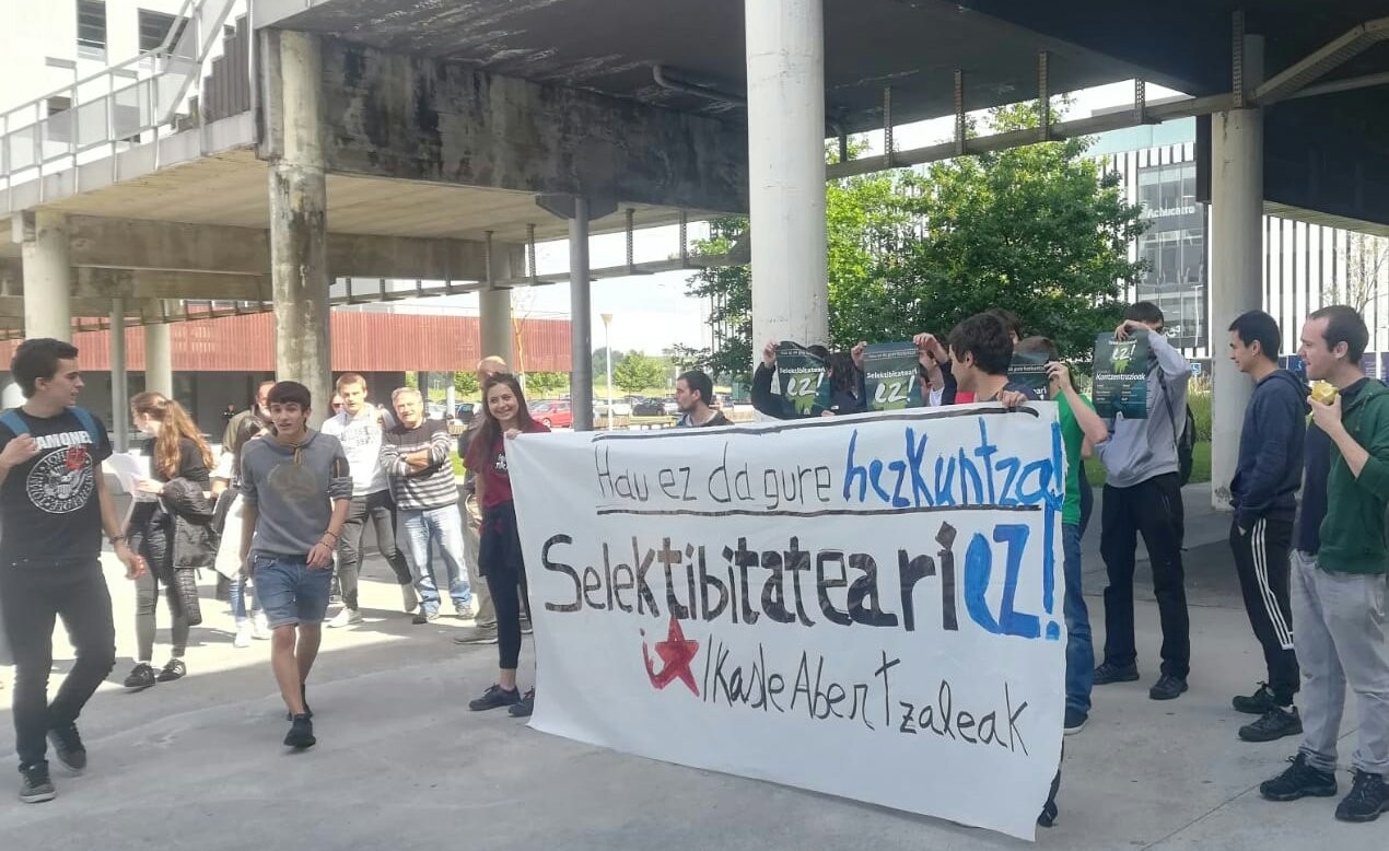 Selektibitatearen kontrako elkarretaratzea egin dute Leioako campusean