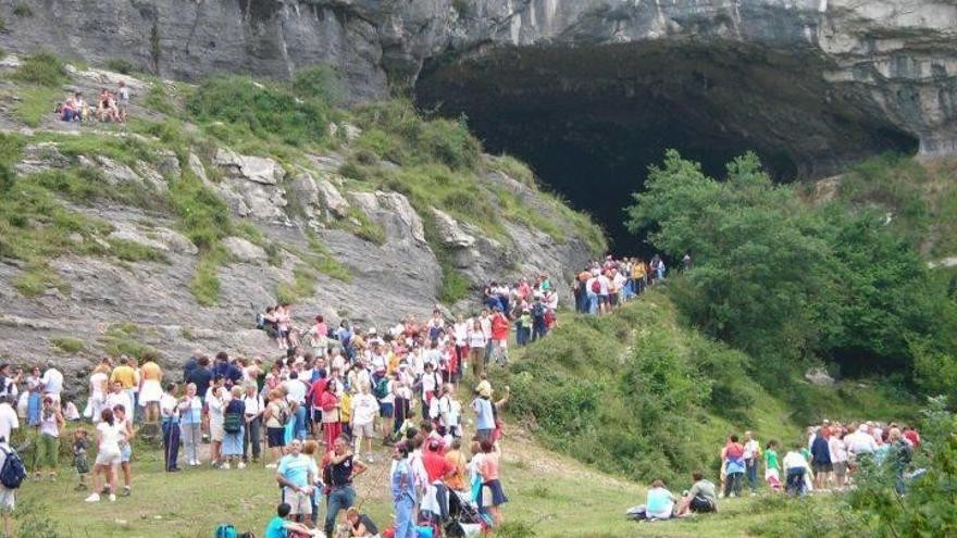 Triano mendiak ezagutuko dituzte domeka honetan Etzandarri euskal mendi-taldeko kideek