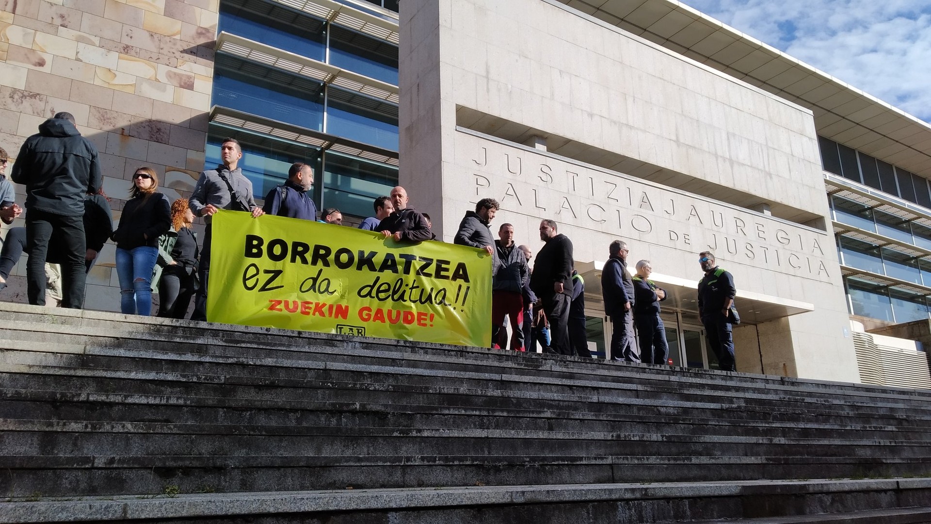 Epaitegietan deklaratu behar izan duen Alconzako lehenengo langileari elkartasuna adierazteko elkarretaratzea egin dute